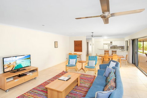 18 Naiad Court - Rainbow Shores, Modern Beach House, Walk To Beach - Surfers Gold Coast 2