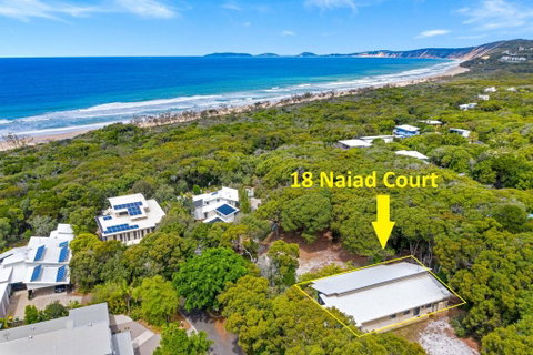 18 Naiad Court - Rainbow Shores, Modern Beach House, Walk To Beach - Surfers Gold Coast 3