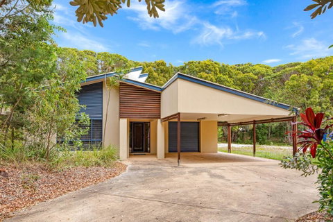 18 Naiad Court - Rainbow Shores, Modern Beach House, Walk To Beach - Surfers Gold Coast 0