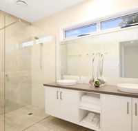 18 on Rayner - swish apartment Myrtleford - Surfers Gold Coast