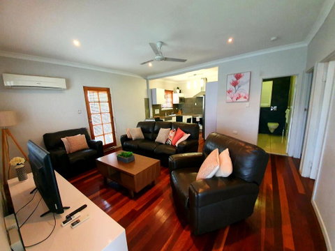 2 Bedroom Cottage - Surfers Gold Coast 1