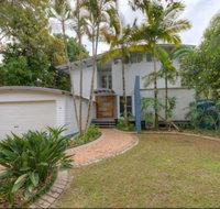 2 Satinwood Drive - Rainbow Shores Executive Level Beach House Pool Walk to Beach - Surfers Gold Coast