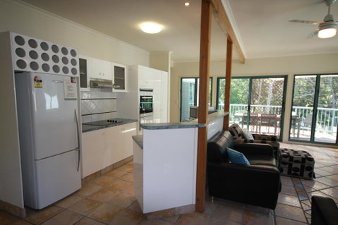 20 Orania Court - Two Storey Family Home With Swimming Pool, Patio & Large Deck. Pet Friendly - Surfers Gold Coast 3