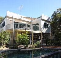 20 Orania Court - Two storey family home with swimming pool patio  large deck. Pet friendly - Surfers Gold Coast
