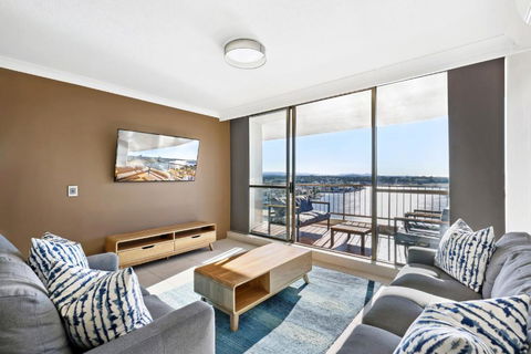 Bright 2-Bed With River Views Tennis Court & Pool - Surfers Gold Coast 1