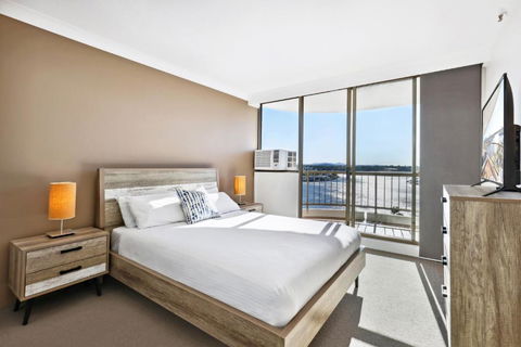 Bright 2-Bed With River Views Tennis Court & Pool - Surfers Gold Coast 2