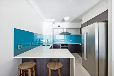 Bright 2-Bed With River Views Tennis Court & Pool - Surfers Gold Coast 3