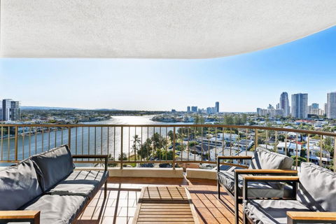 Bright 2-Bed With River Views Tennis Court & Pool - Surfers Gold Coast 0
