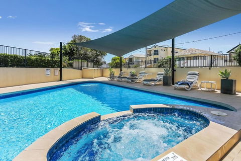 Bright 2-Bed With River Views Tennis Court & Pool - Surfers Gold Coast 4