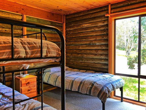 Cabin 2 - Snowy Accommodation - Surfers Gold Coast 2