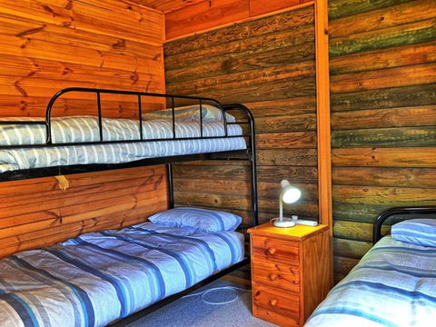 Cabin 2 - Snowy Accommodation - Surfers Gold Coast 3