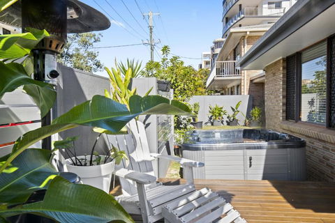 CARAVAN, BOAT & PET Friendly - RIGHT ON THE BORDER - Surfers Gold Coast 1