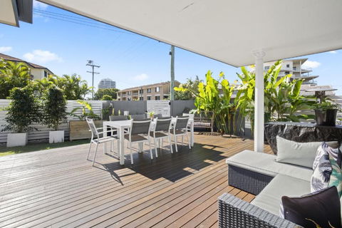 CARAVAN, BOAT & PET Friendly - RIGHT ON THE BORDER - Surfers Gold Coast 0