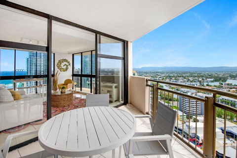 Central Escape In The Heart Of Surfers - Surfers Gold Coast 1