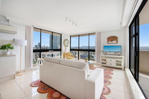 Central Escape In The Heart Of Surfers - Surfers Gold Coast 3