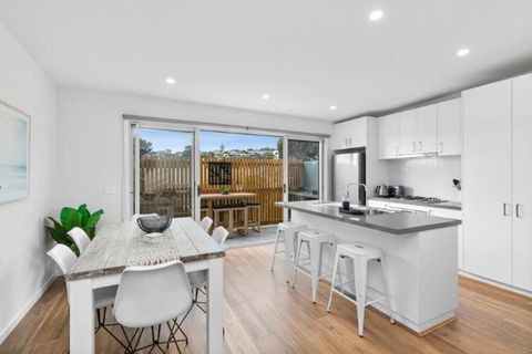 CASA EMEC- PETS WELCOME Luxury, Aircon, Walk To The Shops And Beach! Outdoor Shower And Garage Parking - Surfers Gold Coast 0