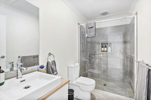 CASA EMEC- PETS WELCOME Luxury, Aircon, Walk To The Shops And Beach! Outdoor Shower And Garage Parking - Surfers Gold Coast 4