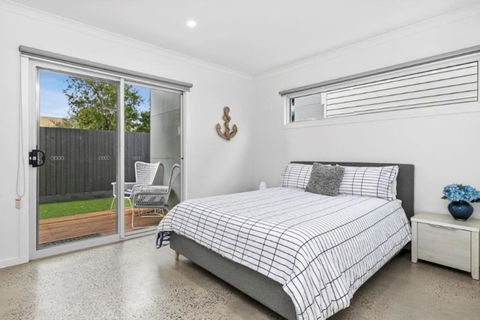 CASA EMEC- PETS WELCOME Luxury, Aircon, Walk To The Shops And Beach! Outdoor Shower And Garage Parking - Surfers Gold Coast 3