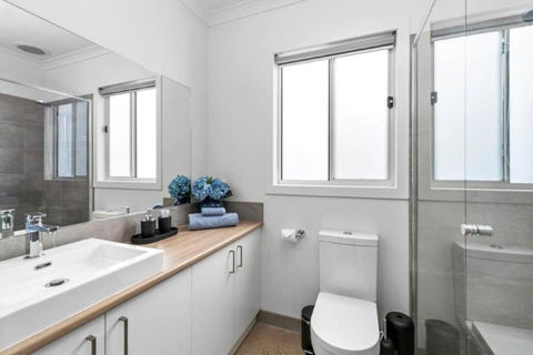 CASA EMEC- PETS WELCOME Luxury, Aircon, Walk To The Shops And Beach! Outdoor Shower And Garage Parking - Surfers Gold Coast 2