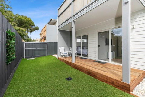 CASA EMEC- PETS WELCOME Luxury, Aircon, Walk To The Shops And Beach! Outdoor Shower And Garage Parking - Surfers Gold Coast 1
