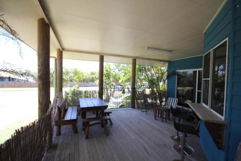 CASTAWAY BEACH HOUSE- NO Parties - NO Pets - Surfers Gold Coast 3
