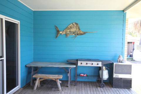 CASTAWAY BEACH HOUSE- NO Parties - NO Pets - Surfers Gold Coast 4