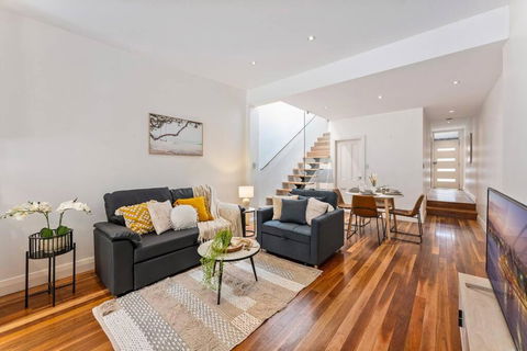 CBD Chic 3 Bedroom Stay - Walk To Darling Harbour & Fish Market. (27) - Surfers Gold Coast 0