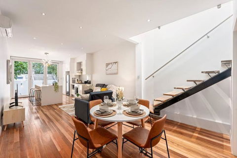 CBD Chic 3 Bedroom Stay - Walk To Darling Harbour & Fish Market. (27) - Surfers Gold Coast 1