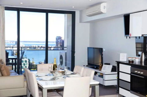CENTRAL CBD EXEC STUNNING VIEW WIFI NETFLIX WINE - Surfers Gold Coast 1