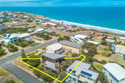 CHALET MOMA Port Elliot - BYO Linen - For Lovers Of Different - Surfers Gold Coast 1