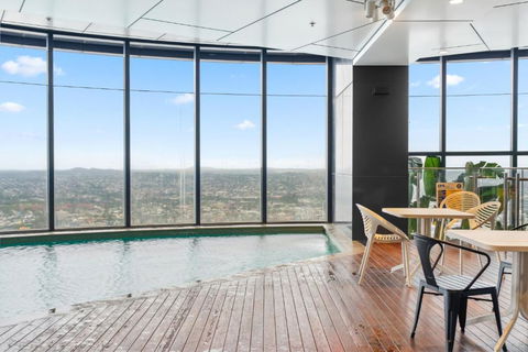 CBD High-Rise 1-Bed With Pool, Gym & View - Surfers Gold Coast 4