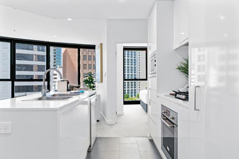 CBD High-Rise 1-Bed With Pool, Gym & View - Surfers Gold Coast 2