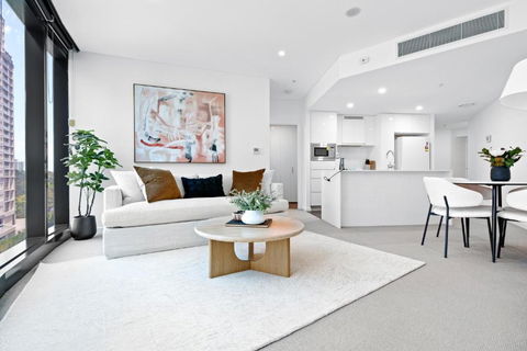 CBD High-Rise 1-Bed With Pool, Gym & View - Surfers Gold Coast 0