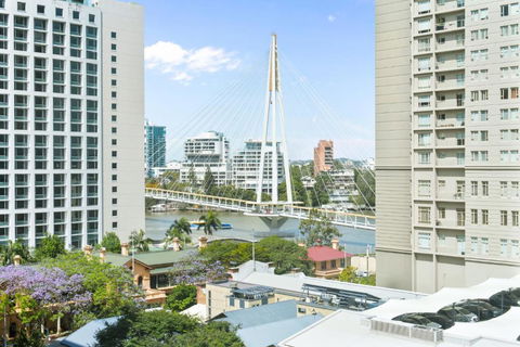 CBD High-Rise 1-Bed With Pool, Gym & View - Surfers Gold Coast 3