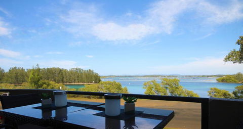 CHILL-OUT LAKESIDE - Wallis Lake Forster - Surfers Gold Coast 0