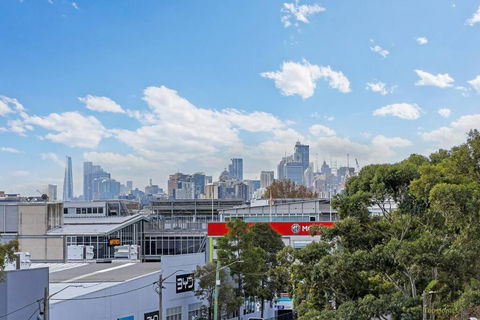 CITY VIEW-Vivid Condo In Mascot - Surfers Gold Coast 0