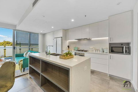 CITY VIEW-Vivid Condo In Mascot - Surfers Gold Coast 1