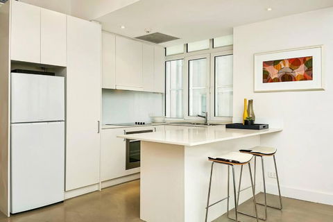 CLDON- Furnished 1 Bedroom - Bridge St Sydney CBD - Surfers Gold Coast 2