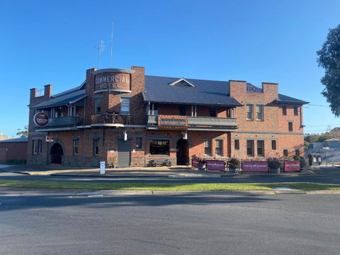 COMMERCIAL HOTEL KANIVA - Surfers Gold Coast 0
