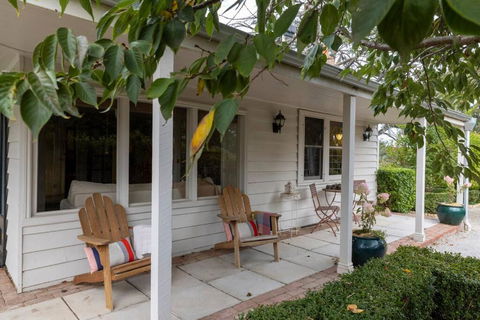 COOKS HOUSE - 4 BEDROOM WEATHERBOARD IN LAURISTON - Surfers Gold Coast 0