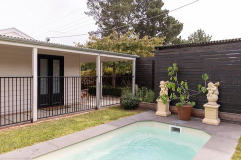 COOKS HOUSE - 4 BEDROOM WEATHERBOARD IN LAURISTON - Surfers Gold Coast 1