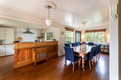 COOKS HOUSE - 4 BEDROOM WEATHERBOARD IN LAURISTON - Surfers Gold Coast 2