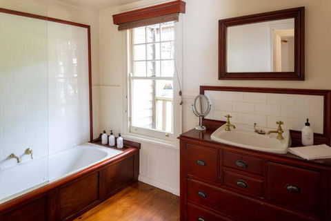 COOKS HOUSE - 4 BEDROOM WEATHERBOARD IN LAURISTON - Surfers Gold Coast 4