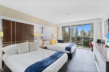 Cosy Studio With Ocean Views & Rooftop Jacuzzis with Surfers Gold Coast