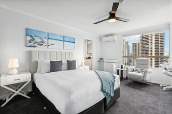 Cosy Studio Overlooking The Ocean With Pool, Gym with Surfers Gold Coast