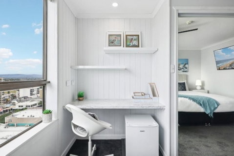 Cosy Studio Overlooking The Ocean With Pool, Gym - Surfers Gold Coast 1
