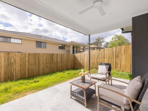 Cute 4BR Family Home In Calamvale - Surfers Gold Coast 0
