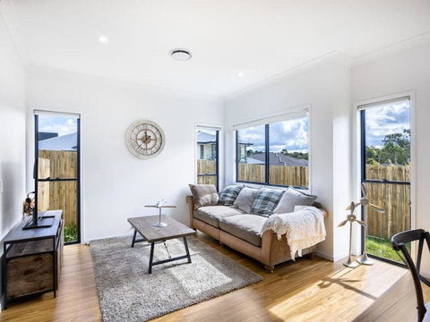 Cute 4BR Family Home In Calamvale - Surfers Gold Coast 1