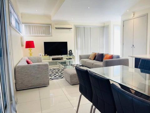 D104 Winston Fresh Fantastic - Surfers Gold Coast 1