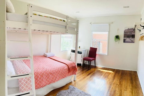 D122 Lovely London Home - Surfers Gold Coast 4